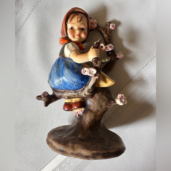 Hummel Apple Tree Girl #141 Crown TMK-1 - Picture 1 of 7